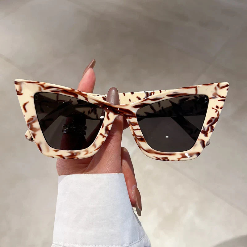 Óculos de Sol Estilo Gatinho com Tons Gradientes e Proteção UV400